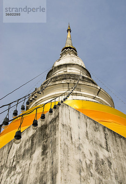 Tempel Wat Phra Singh  Chiang Mai  Thailand  Froschperspektive