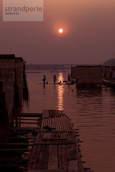 Sonnenuntergang am Fluss Mun  Ubon Ratchathani  Thailand