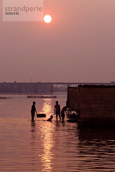 Sonnenuntergang am Fluss Mun  Ubon Ratchathani  Thailand