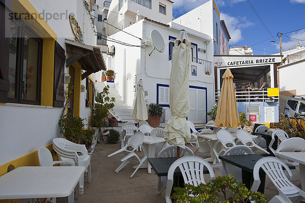 Leeres Straßenrestaurant in Burgau  Algarve  Portugal