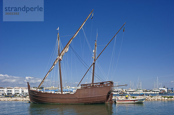 Segelschiff im Hafen von Lagos  Algarve  Portugal