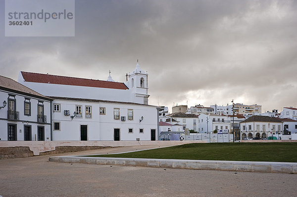 Stadtbild mit der Kirche Igreja Santa Maria  Lagos  Algarve  Portugal