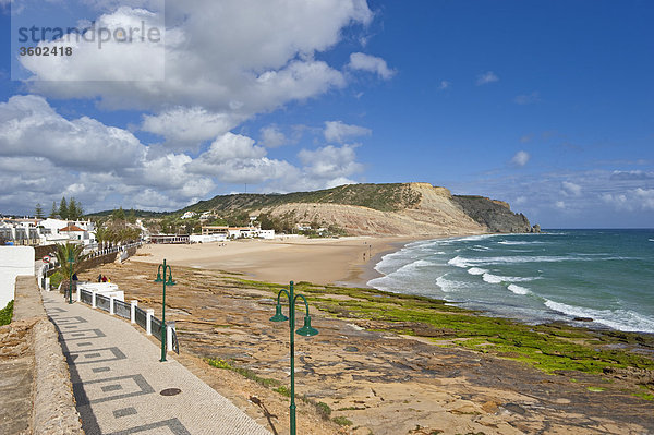 Strand und Promenade in Praia da Luz  Algarve  Portugal