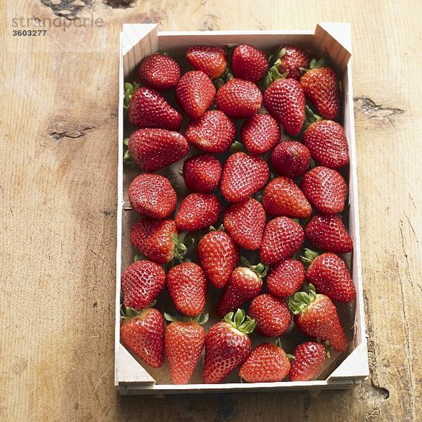 Eine Kiste frische Erdbeeren