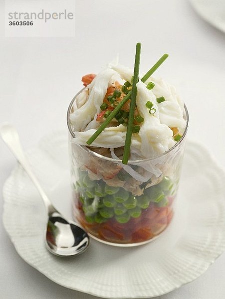 Krabben-Gemüsesalat in einem Glas
