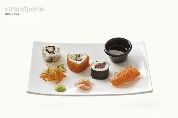 Sushi mit Wasabi  Ingwer und Sojasauce
