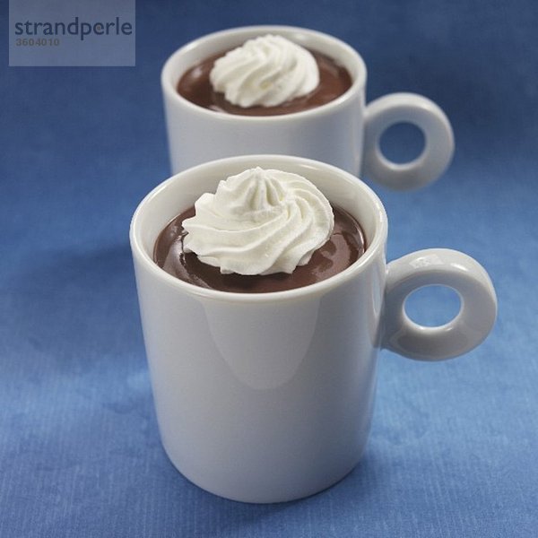 Schokoladenpudding in der Tasse mit Sahnetupfer