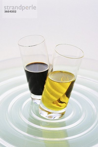 Olivenöl und Balsamico in zwei Gläsern