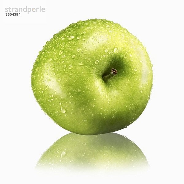 Grüner Apfel mit Wassertropfen und Reflexion