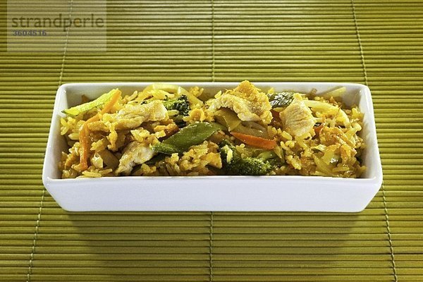 Curryreis mit Hähnchen und Gemüse (Thailand)