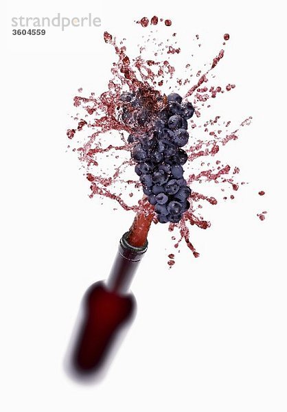 Rotwein spritzt aus Flasche