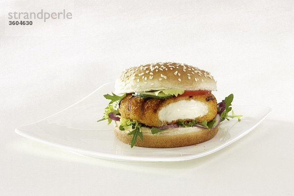 Cheeseburger mit Blattsalat garniert