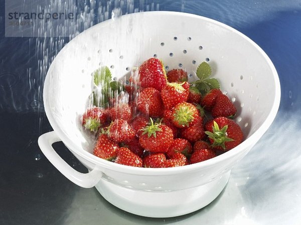 Erdbeeren im Sieb waschen