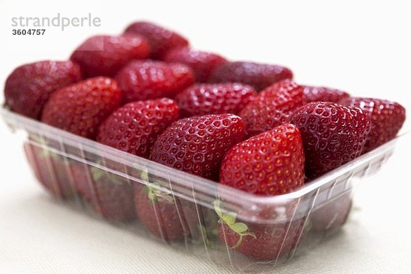 Frische Erdbeeren in Plastikschale