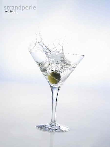 Martini mit grüner Olive (Splash)