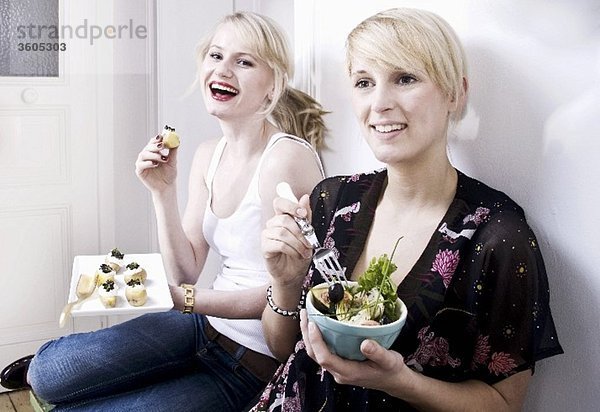 Zwei Frauen essen Appetizer