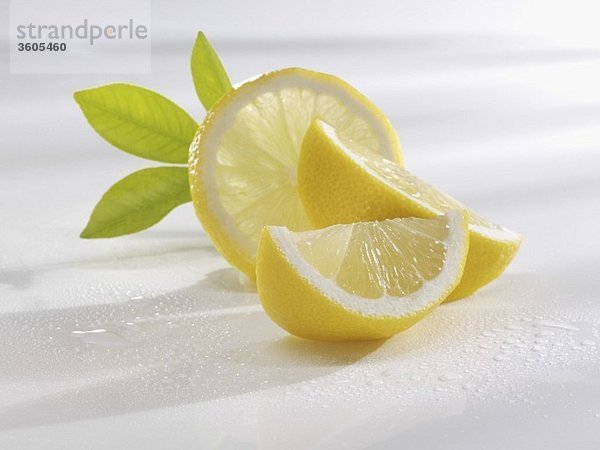 Zitronenscheibe und -spalten