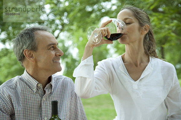Ein reifes Paar im Freien bei einem Glas Wein