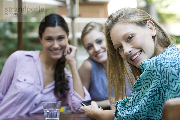 Junge Frau mit Freunden im Café