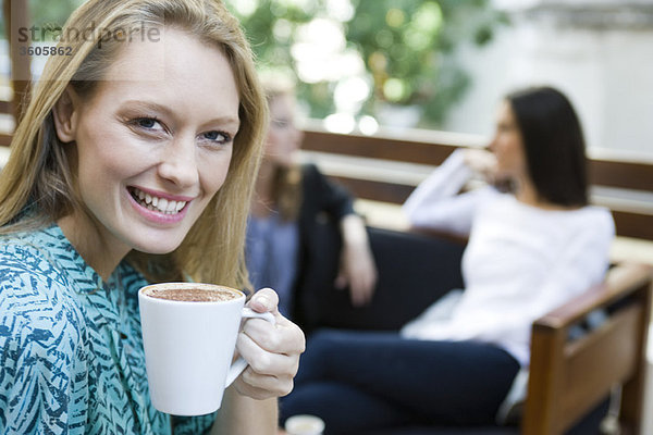 Junge Frau genießt eine Tasse Kaffee  Porträt