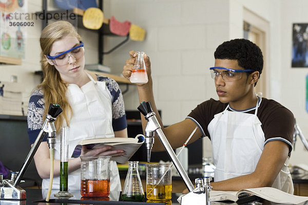 Gymnasiasten beim Experimentieren im Chemieunterricht