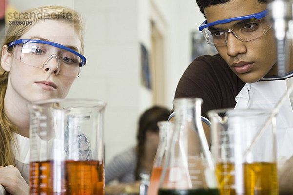 Studenten beim Experimentieren im Chemieunterricht