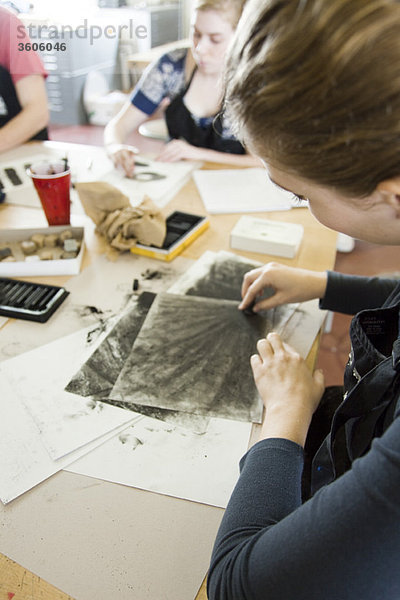 Kunststudenten zeichnen mit Holzkohle