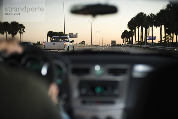 Fahren auf der Autobahn im leichten Verkehr in der Dämmerung