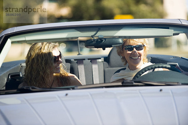 Junge Frau genießt Ausflug im Auto mit Mutter