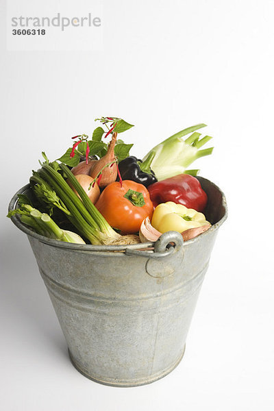 Eimer gefüllt mit verschiedenen frischen Gemüsen