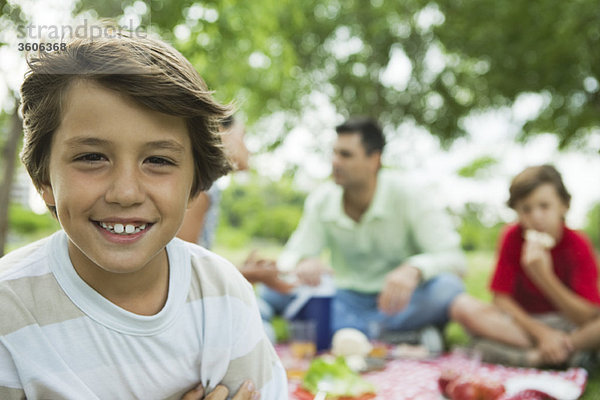 Junge beim Picknick mit Familie  Portrait