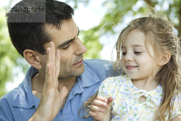 Vater zeigt Tochter seine Hand