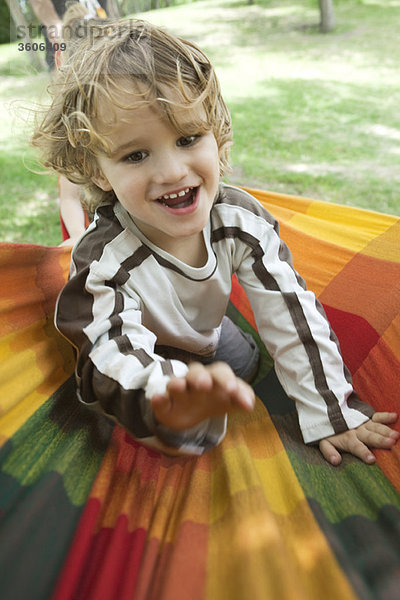 Kleiner Junge mit Spaß im Freien  Porträt