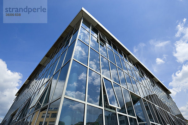 Gebäude mit Glasfassade über den Viehmarktthermen  Trier  Deutschland