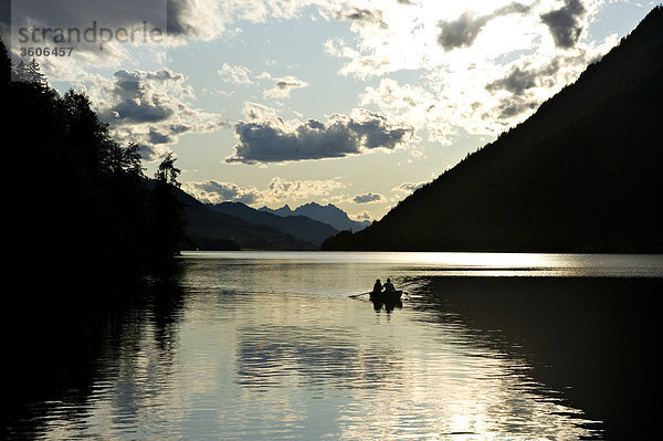 Weißensee in Kärnten in der Dämmerung  Österreich