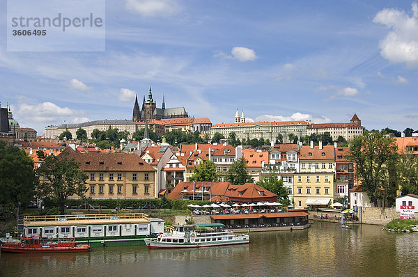 Hradschin  Burg  Veitsdom und Moldau in Prag  Tschechien