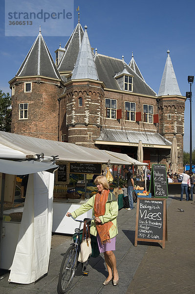 Market and De Waag at the Nieuwmarkt  Amsterdam  Netherlands