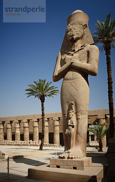 Statue Ramses II. und seiner Tochter Merit-Amun  Tempel von Karnak  Karnak  Ägypten  Afrika