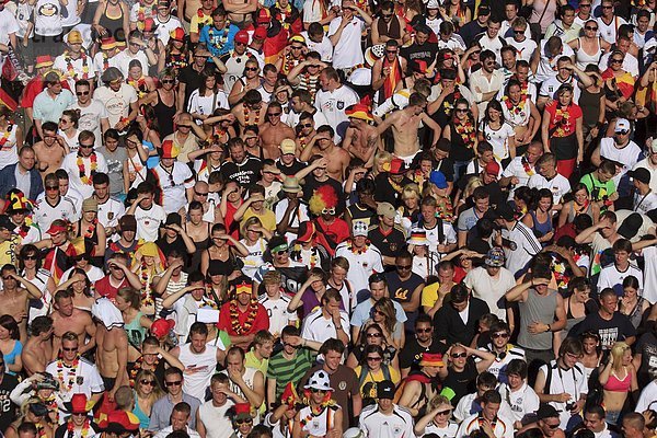 Public Viewing während der Fußballweltmeisterschaft 2010 in Berlin  Deutschland