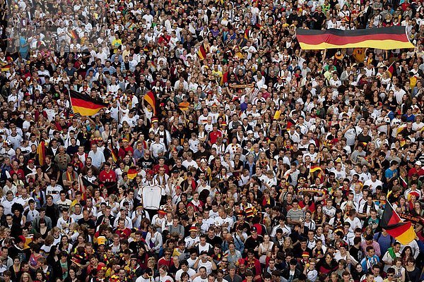 Public Viewing während der Fußballweltmeisterschaft 2010 in Berlin  Deutschland