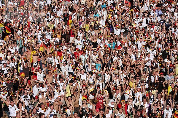 Public Viewing während der Fußballweltmeisterschaft 2010 in Berlin  Deutschland