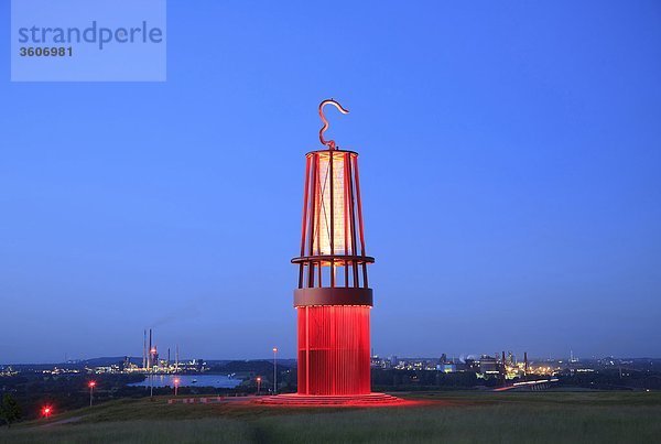 Halde Rheinpreußen mit Landmarke Grubenlampe  Moers  Ruhrgebiet  Deutschland