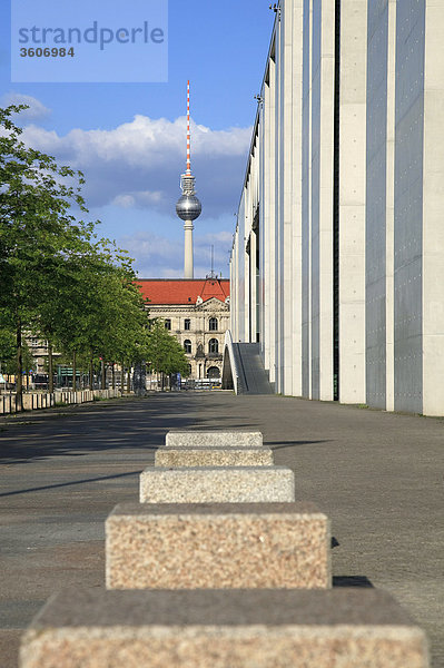 Marie-Elisabeth-Lüders-Haus und Fernsehturm  Berlin  Deutschland