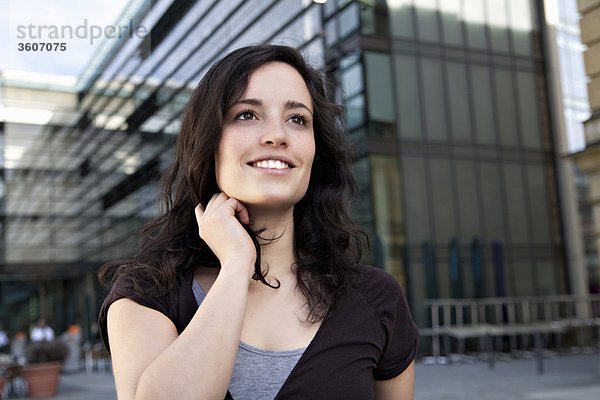 Junge Frau sieht interessiert aus