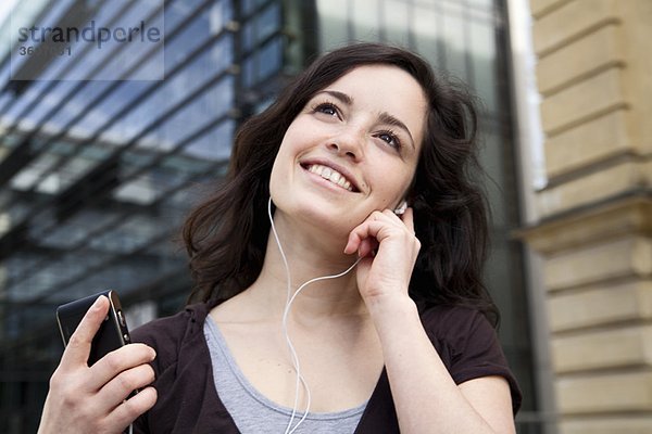 Junge Frau hört Musik