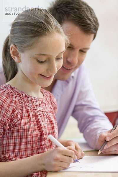 Vater und Tochter machen Hausaufgaben