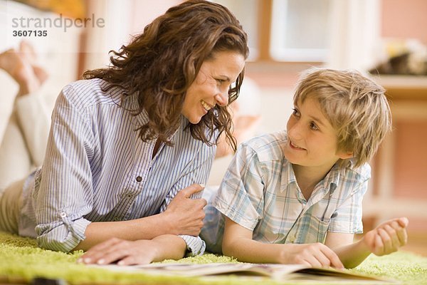 Mutter und Sohn lesen Zeitschriften