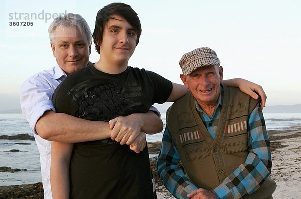 Drei Generationen von Männern am Strand