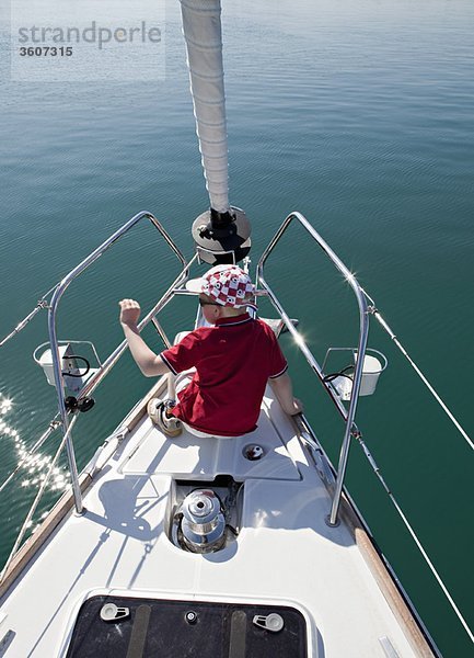 Junge auf der Yacht