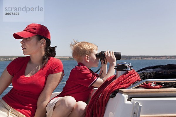 Frau und Junge auf der Yacht